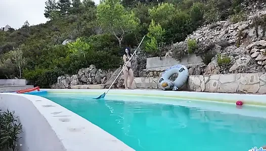 Havuzdaki adam götümü sikiyor ve bana tüm suyunu veriyor