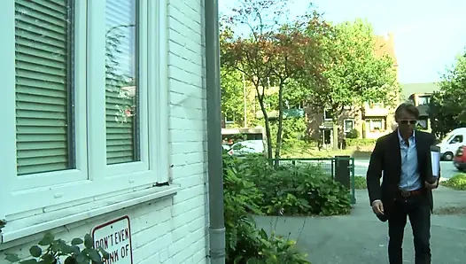 Terapis seks mengisap kontol dengan rasa lapar yang penuh gairah