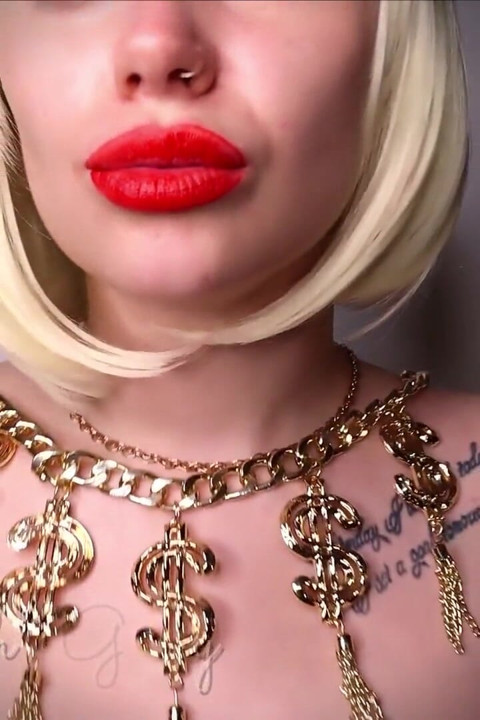 אתה מאונן לקטעי פטיש השפתיים שלי יום אחרי יום, אובססיבי לפנים ולגוף שלי