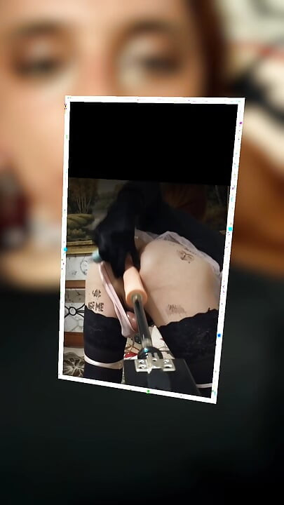 Sissy školarica u kratkoj suknji mahnito jebana velikim kurcem