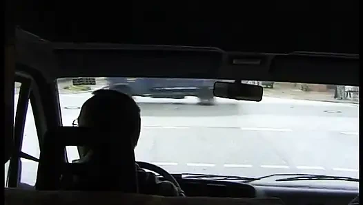 Cewek pirang dientot di dalam mobil saat threesome