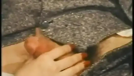 Jacqueline Larians kanepede ve derin gırtlakta sert yarak ve baştan çıkarmanın tadını çıkarıyor