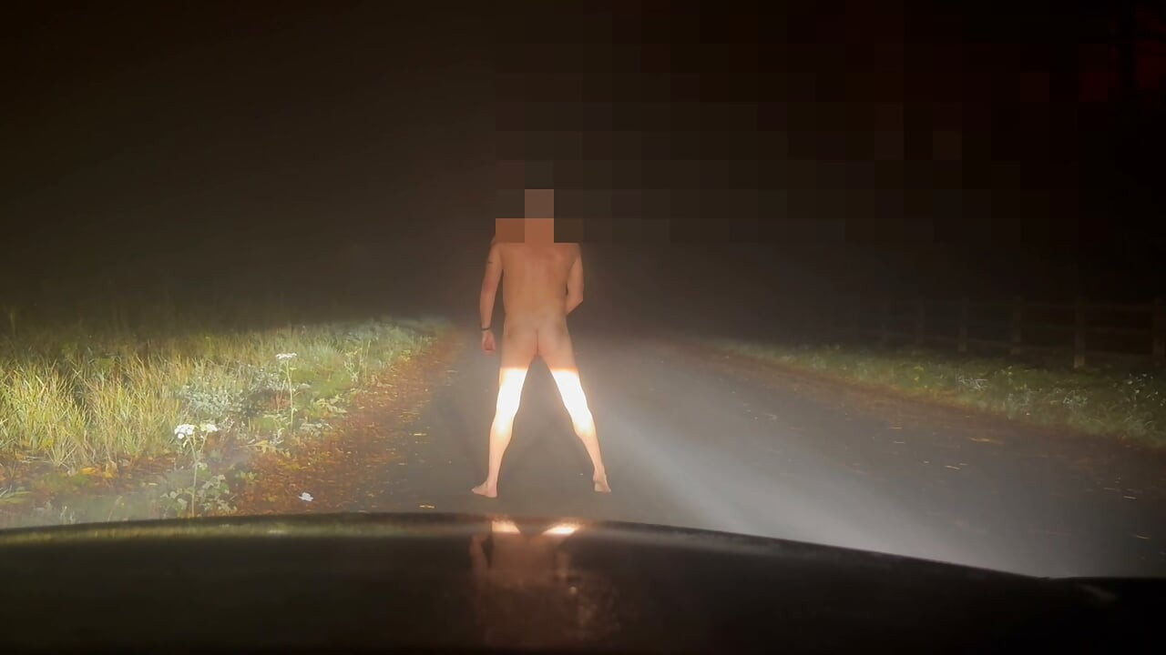 Îmi mângâi pula gol și desculț în locuri ascunse până termin