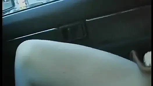 Пригородные рыжие Carpools с ползучей, который унижает ее в машине в городском движении