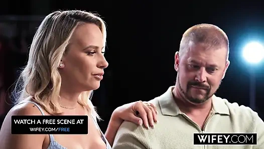 Wifey, schwanzhungrige blonde hotwife sadie rose wird vor ehemann vollgespritzt