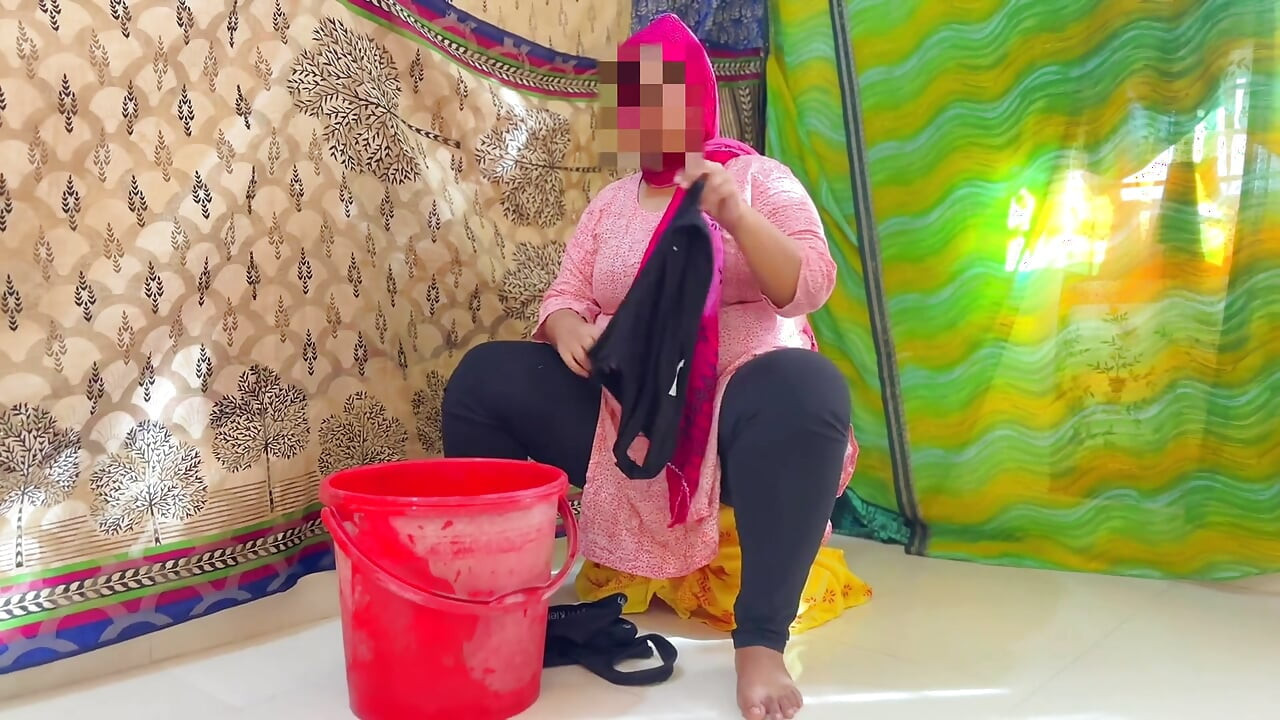 Big Pussy BBW Big Ass & Huge Boobs Hot Egypt Stepmom Washing Dress & Gets Horny!
