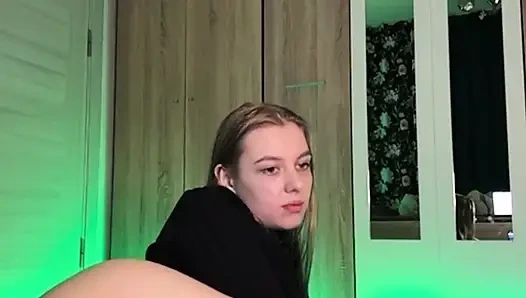 Gadis perawan ini dientot habis-habisan sama kontol besar pria kulit hitam