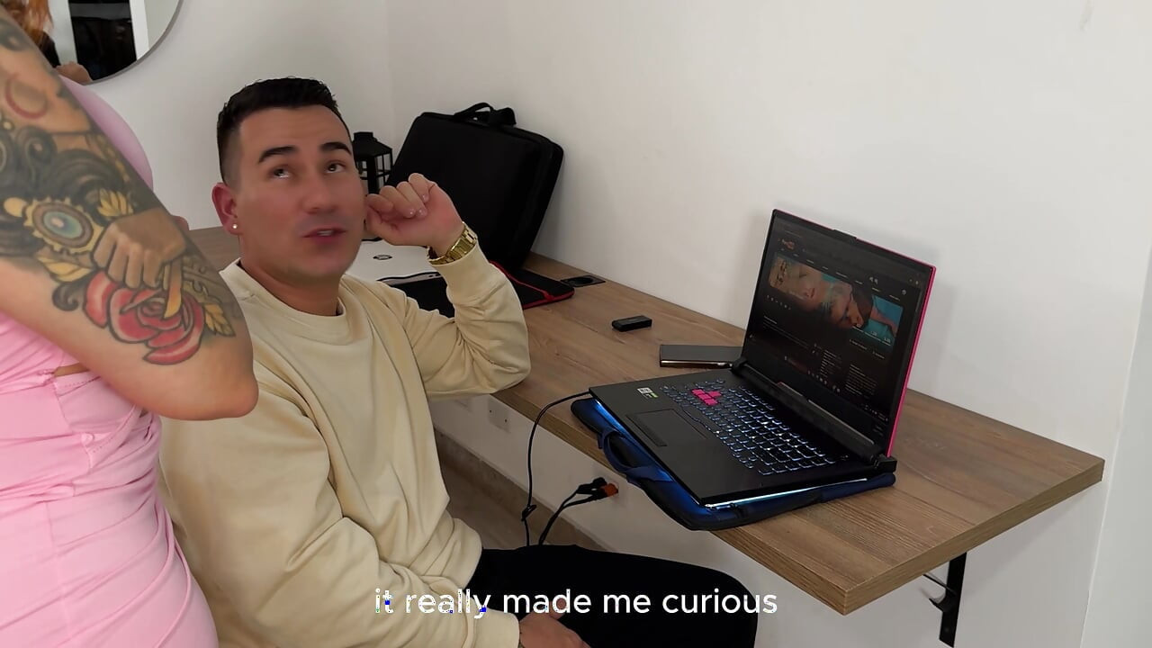 J’attrape le technicien informatique en train de se masturber devant mes vidéos et il finit par baiser mon gros cul latin - Devil Khloe