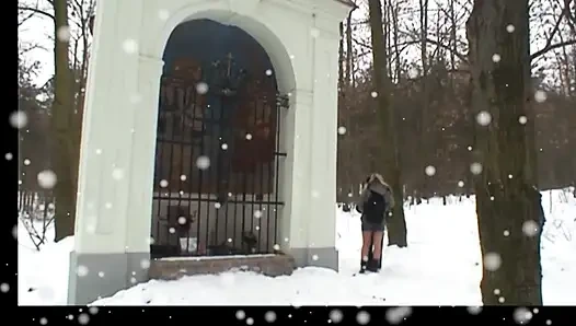 Yaşlı adam açık havada orta yaşlı seksi kadını sikiyor ve genç bir kızın ağzına boşalıyor