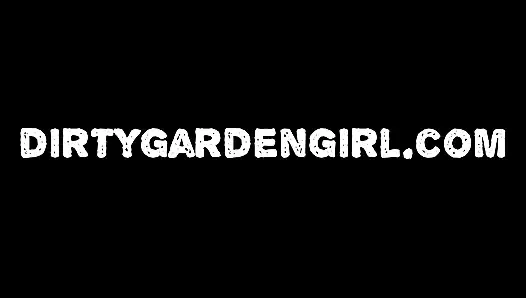 Dirtygardengirl dengan atasan ungu fisting memeknya sendiri & prolaps serviks