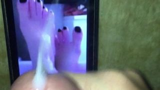 Éjaculation sur Oksana Neveselaya, pieds sexy, ongles noirs