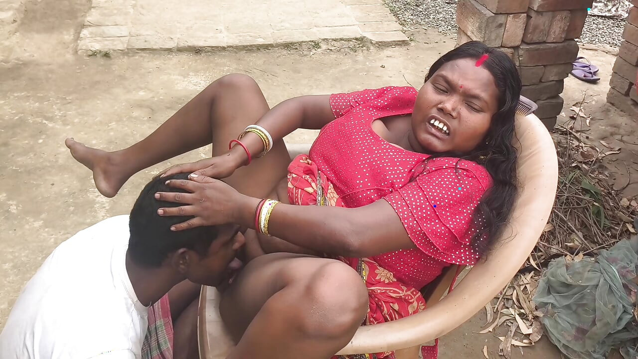 Desi housewife ko market jaane ke samay chut chat kar Pani nikal