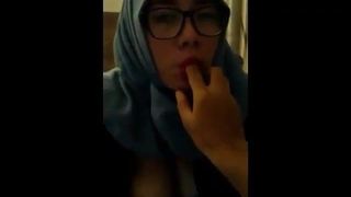 Hijab musulmán chica dar un mamada