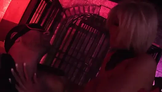 Tante dominan menutup mata pacarnya