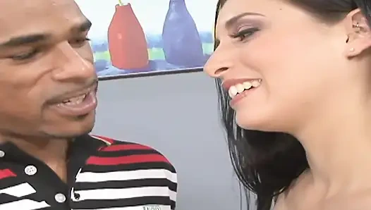 Сцена с большими черными хуями - 2_Slim крошка-брюнетка наслаждается большим черным членом в ее тугой киске