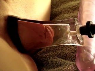 Labios de coño bombeados en un tubo de vidrio plano y apretado