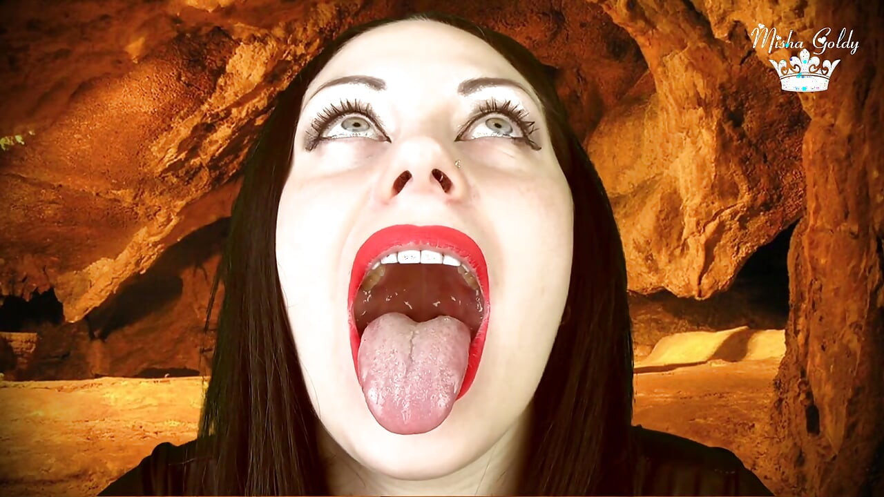 Hombre lobo hambriento quiere consumirte vivo (en primer plano, boca, lengua y garganta)