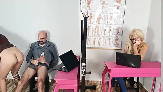 Босс Трахает Секретаршу Сзади Сотрудников!