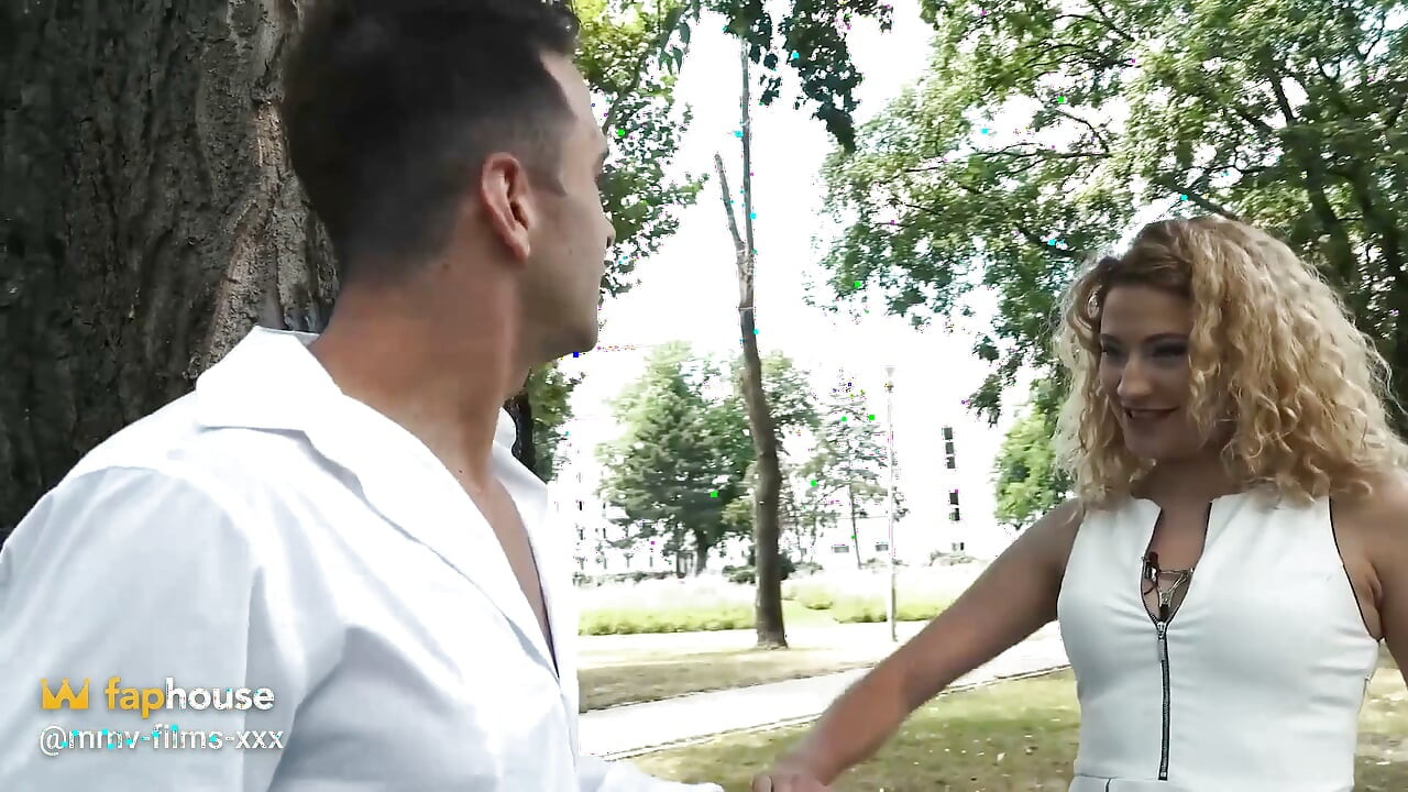 Curvă blondă futută în echipă la dublu și umplută de spermă de doi armăsari