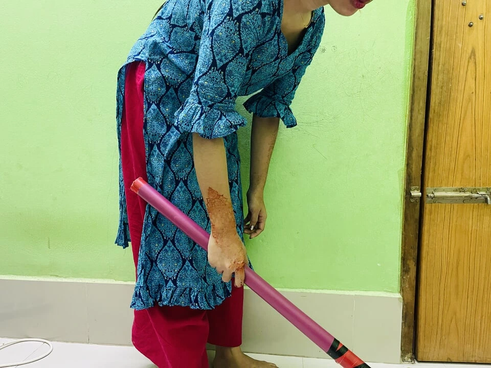 我在我的房子帮忙时努力做爱