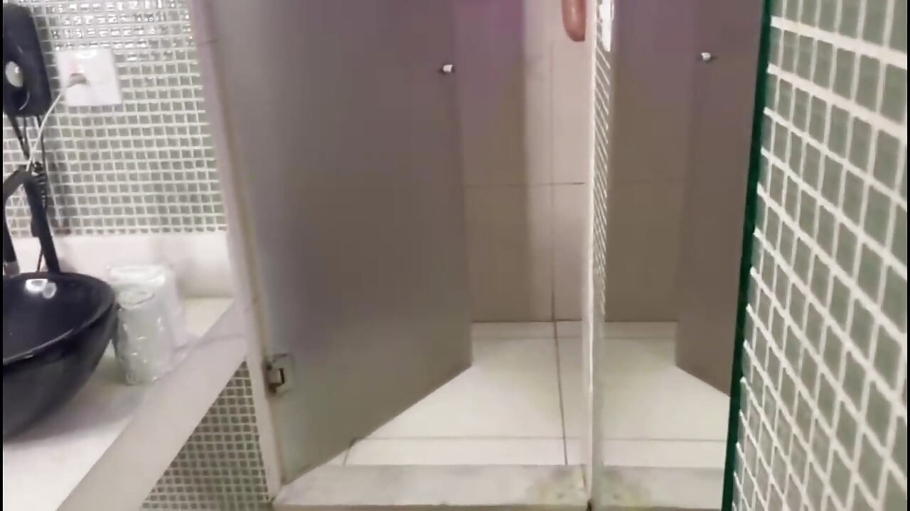 Мій пасинок побачив мене голою в душі і збудився, мені довелося віддати йому свою пизду