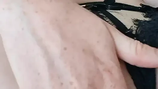 Aku lagi asik fingering memek berbuluku sampai muncrat - close up