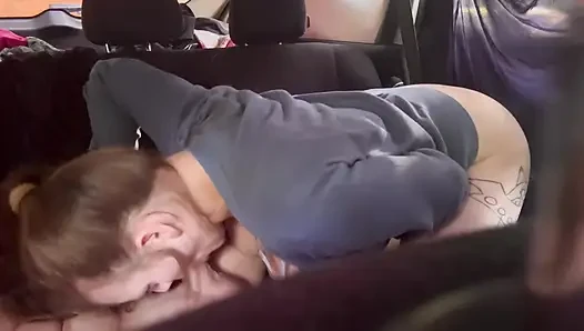 Schneller blowjob und spermaschlucken mit heißer freundin im auto vor dem abendessen