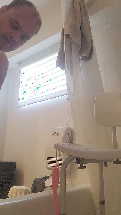 Медведь собирается принять душ