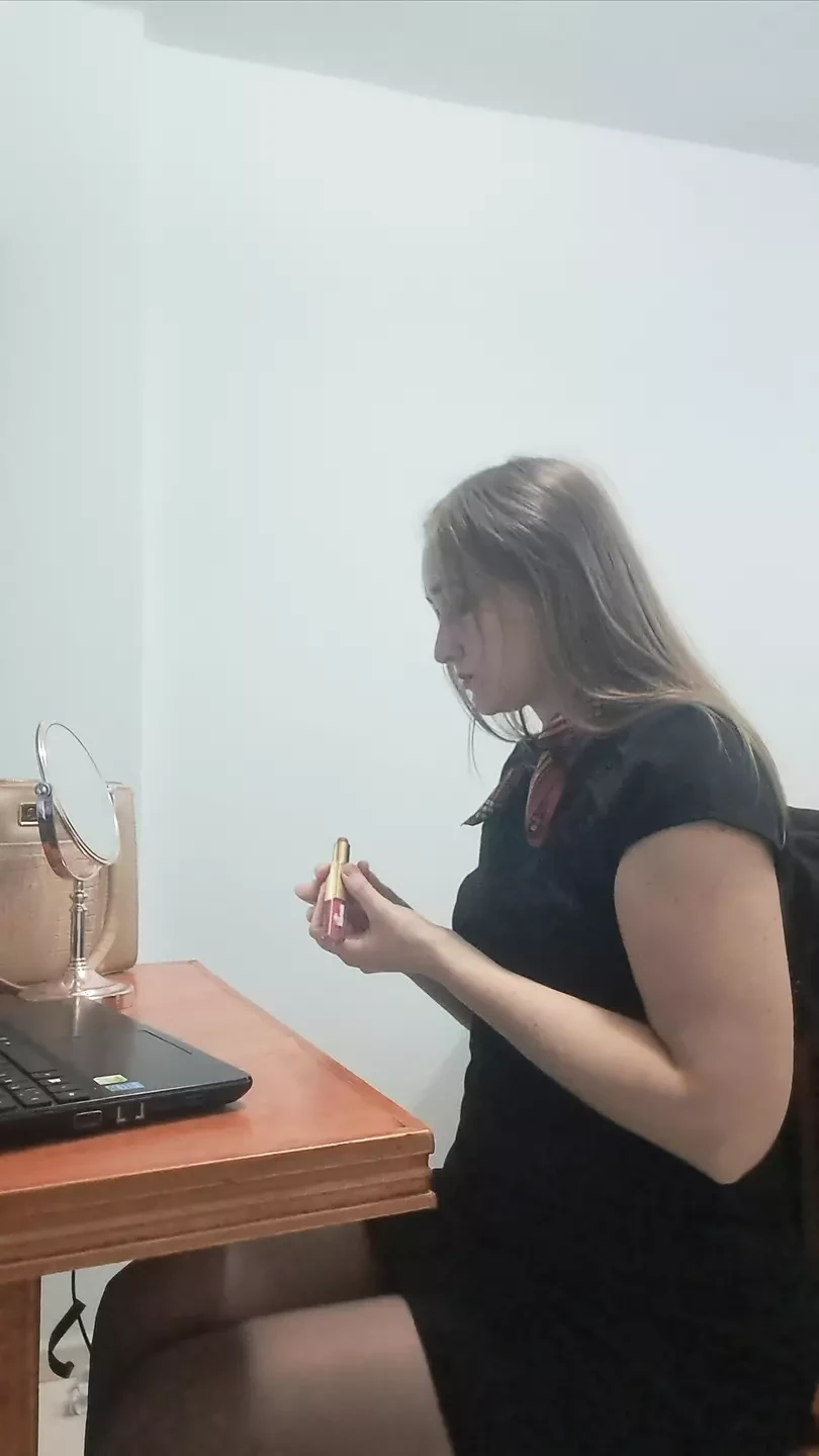 Secretary Lets Herself Be Recorded Making a Hot Video Call to Her Boss at Work