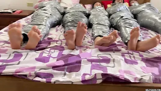 5 mumyalanmış kız boğuşuyor ve ağzı tıkalı!