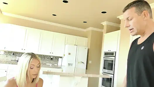 Cewek persuasif rambut pirang ngentot sama petugas mafianya di dapur