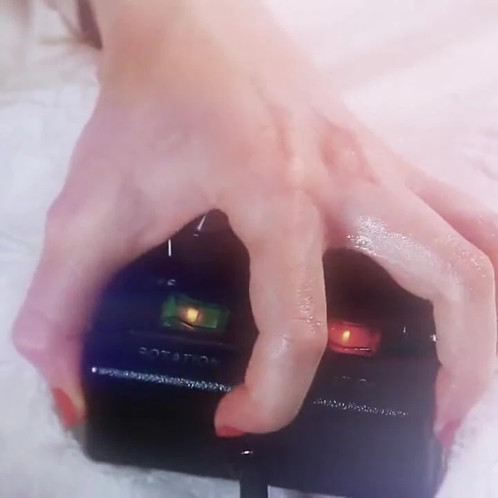 美丽的熟女用性爱机器达到肛交高潮
