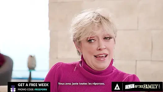 AUS DER FAMILIE - MILF Dee williams fickt ihren freund, während ihre stieftochter masturbiert