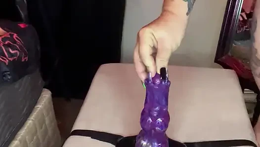 Fantasi bermain dengan dildo alien dengan telur