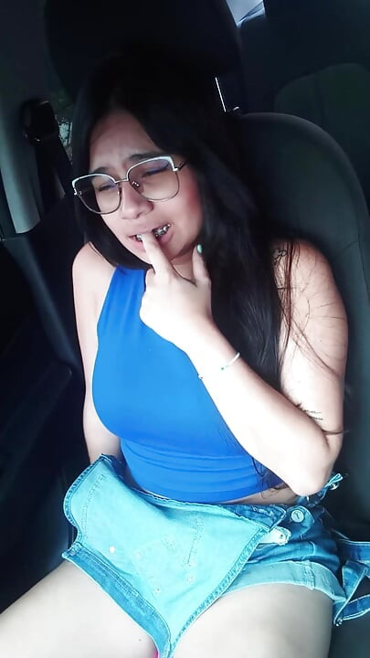 Je convaincs le chauffeur Uber de prendre le contrôle de mon vibromasseur et je me masturbe dans sa voiture.