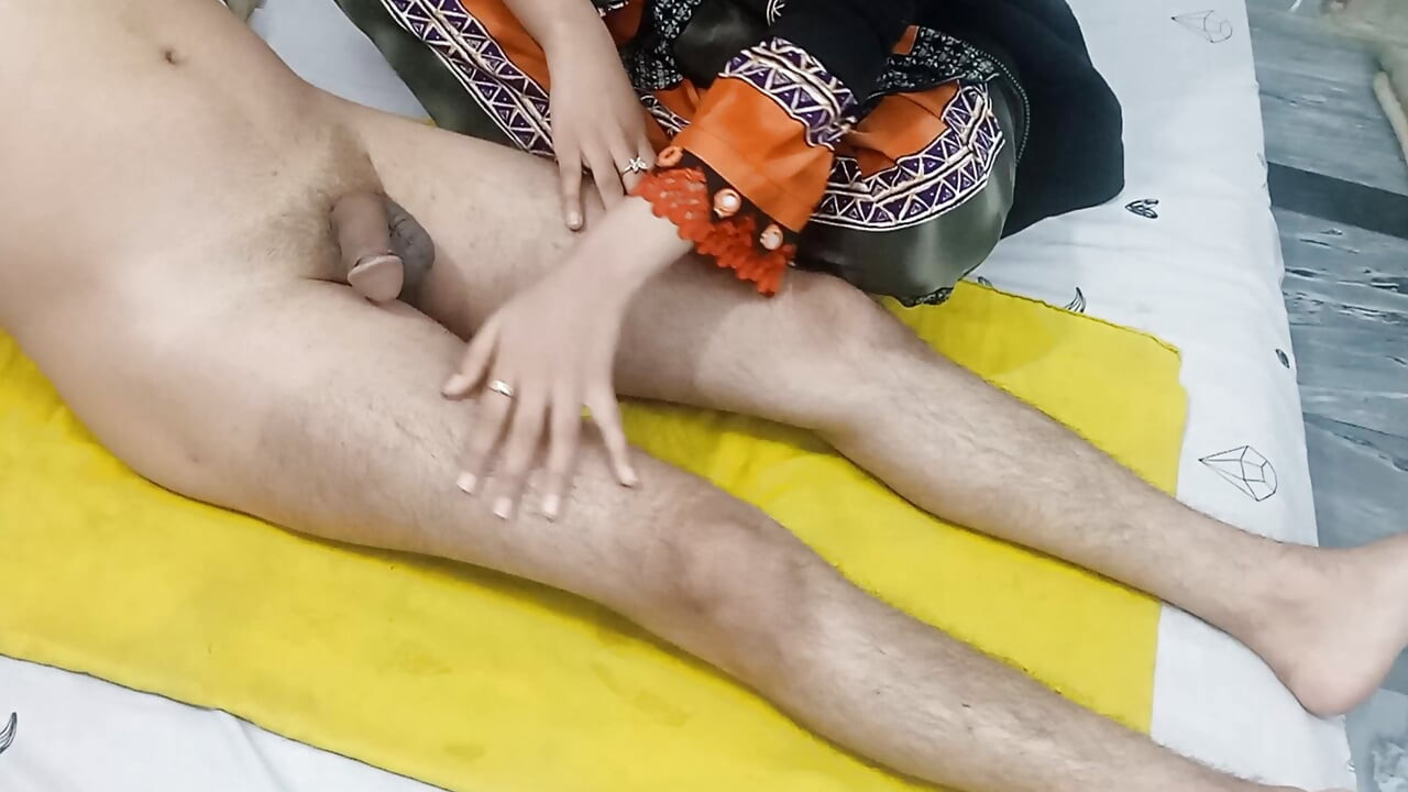 Indijski muž, prekrasna žena, masaža velikog kurca i prstima krema svršavanje u ženinu ruku