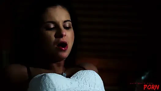 Sevimli kız yatak zamanını en iyi şekilde geçiriyor