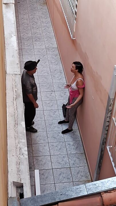 Destruindo as roupas de uma aluna que faltou às aulas.