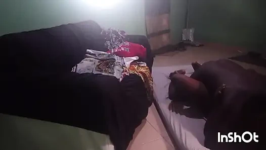 Ich war allein zu hause, als ein fremdes mädchen kam, um mir sex anzubieten