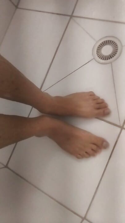 Tachinare senzuală la duș - pulă mare și dură care se învârte și se mângâie
