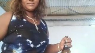 Garota negra sexy fazendo selfie.mp4