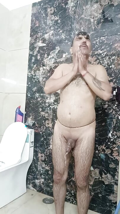 Indiano Rajasthani - homem gosta de banho e show de magistratura com tio policial e tio oficial do exército