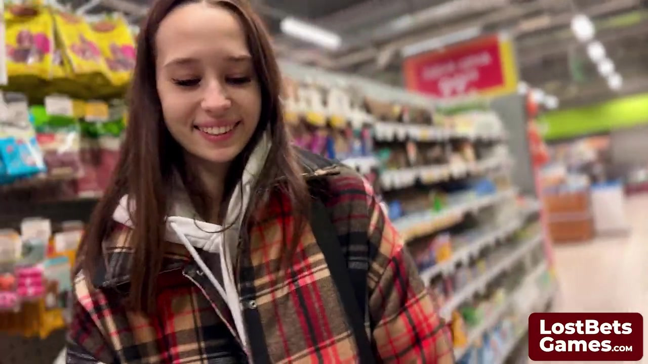 ストリップハンドスラップの究極の目標は、誰が残るかを見ることです