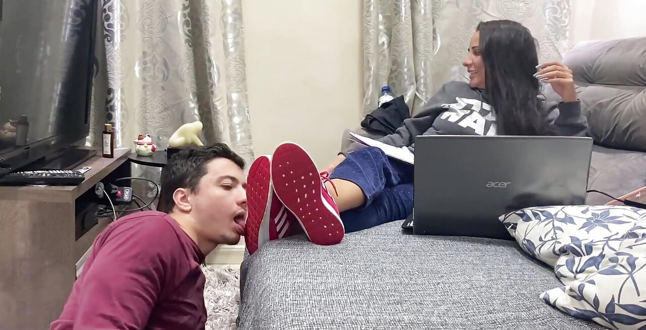 Kiffa ignora escravo do pé enquanto ele lambe seus tênis limpos