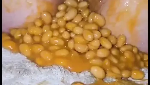Dağınık döl ve yemek dolu amcık