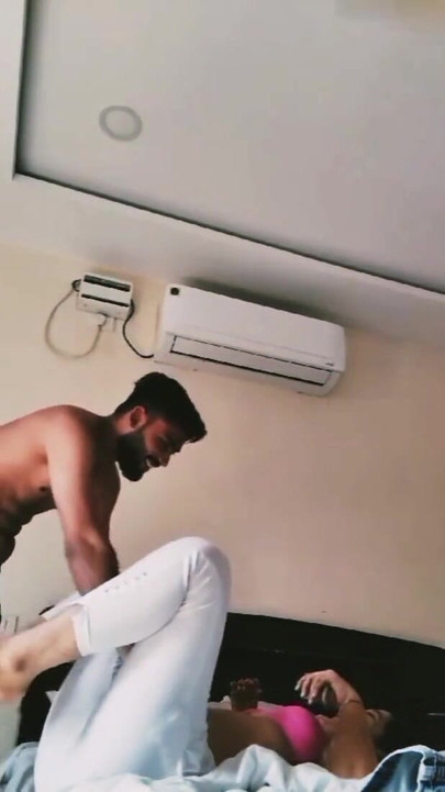 Zapanjujući trenutak od "žene tvog prijatelja glasno u hotelskoj sobi, dio 2"
