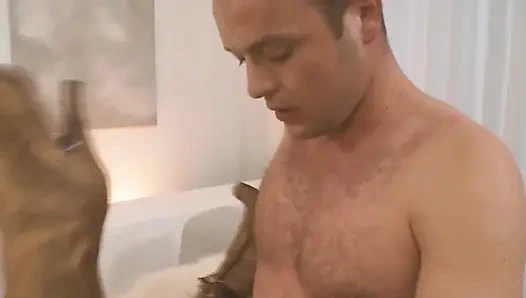 Menangkap adegan pirang seksi 3: cewek pirang dengan bikini menikmati facial terakhir