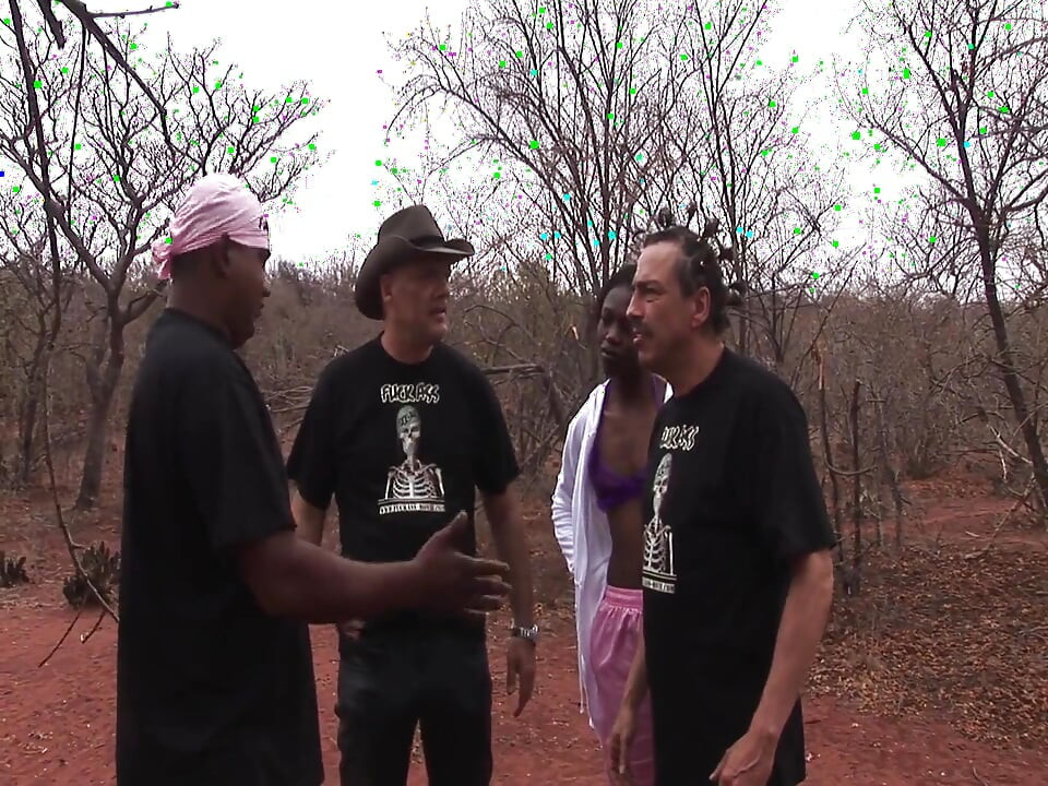 Belleza enterrada en la arena: sexo salvaje al aire libre