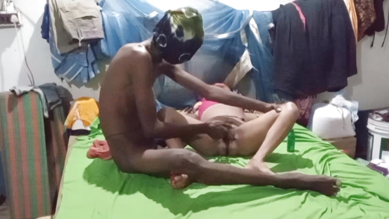 Padosi desi aunty ki chut mein ungali kiya bade maje se