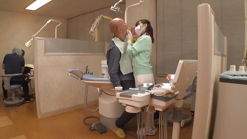 Elegante dentale hygienistin lehnt sich in nahaufnahme